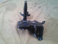 Кронштейн под аккумулятор. Toyota: Vitz, Ractis, Yaris, ist, Vios, Belta Двигатели: 1NZFE, 2NZFE, 2SZFE, 1KRFE, 2ZRFE