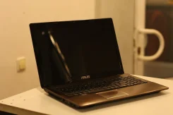 Asus K53SJ. 2,3����, ��� 8 ��, ���� 500���, WiFi, Bluetooth, ����������� �� 4��. ����