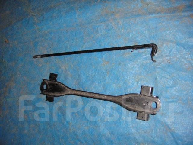 Кронштейн аккумулятора тойота камри. Крепление аккумулятора на тойота харриер 2001. Toyota corolla sed 2008г. Крепление аккумулятора тойота королла 150. Крепление аккумулятора тойота королла 120.