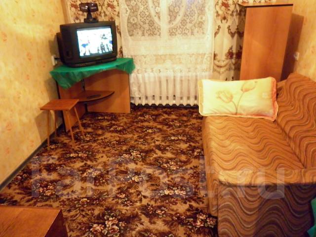 Снять комнату гостинку от хозяев. Малосемейное общежитие 18 м2. Полугостинка что это такое фото. Снять гостинку в кировском районе. Один в комнате.