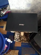Asus X501U. 450����, ��� 2048 ��, ���� 320���, WiFi: 1, Bluetooth: 1, ����������� �� 3��. ����