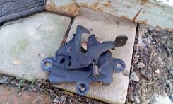 Замок капота. Toyota: Corolla, Isis, Corolla Fielder, Allex, Corolla Runx Двигатели: 1NZFE, 3ZRFAE, 1AZFSE, 2ZRFAE, 1ZZFE, 1NZFXE, 2ZZGE, 2NZFE, 3CE...