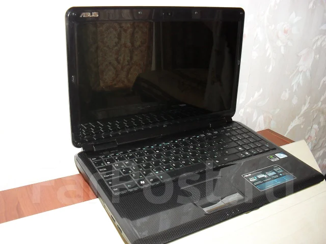 Asus K50I. 2,3����, ��� 4 ��, ���� 250���, WiFi: 1, Bluetooth: 1, ����������� �� 2��. ����