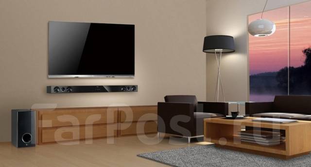 современная домашняя акустическая система и телевизор