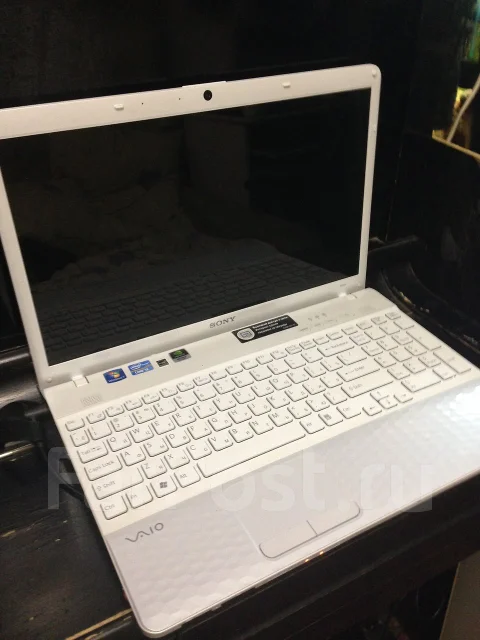 Sony VAIO VPC-EH3M1R. 2,3����, ��� 4 ��, ���� 500���, WiFi: 1, Bluetooth: 1, ����������� �� 2��. ����