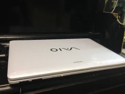 Sony VAIO VPC-EH3M1R. 2,3����, ��� 4 ��, ���� 500���, WiFi, Bluetooth, ����������� �� 2��.