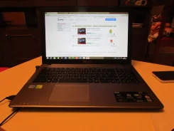 Asus X55C. 1,8����, ��� 8 ��, ���� 1 000���, WiFi, Bluetooth, ����������� �� 5��.