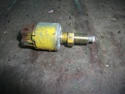 Концевик под педаль тормоза. Toyota: RAV4, Century, Granvia, Sienna, Sprinter Trueno, Crown, Regius, Camry Prominent, Chaser, Corolla Levin, Mark II W...
