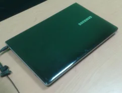 Samsung 300E5E. 25,0����, ��� 4 ��, ���� 500���, WiFi, Bluetooth, ����������� �� 3��.