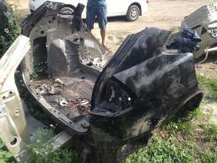 Задняя часть автомобиля. Lexus RX330