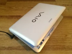 Sony VAIO VPC-M13M1R. 1,8����, ��� 1024 ��, ���� 250���, WiFi: 1 ����