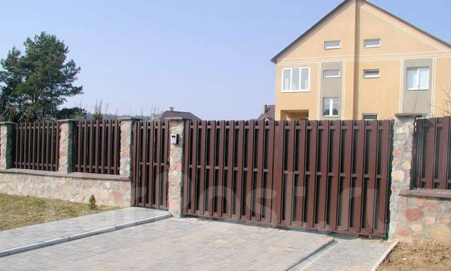 Ворота и калитки для частного дома из евроштакетника фото