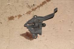 Замок капота. Toyota Allion, ZZT245, ZZT240, NZT240, AZT240 Toyota Premio, ZZT240, NZT240, AZT240, ZZT245 Двигатели: 1NZFE, 1AZFSE, 1ZZFE
