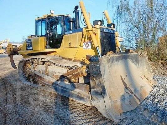 Работа машинист бульдозера хабаровск. Машинист бульдозера Komatsu d155, d275. Машинист бульдозера d65. Komatsu d-300. Бульдозер кат 330 вахта.