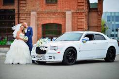 Chrysler 300C белоснежного цвета для торжественных мероприятий