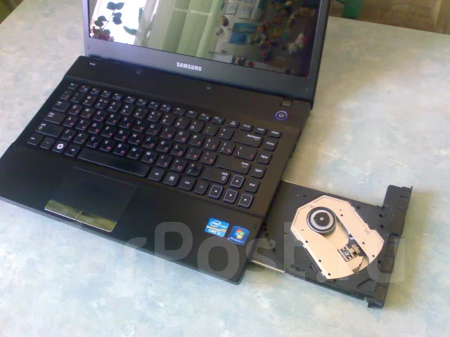 Samsung 300V4A. 14", 2,1����, ��� 3072 ��, ���� 320���, WiFi: 1, Bluetooth: 1, ����������� �� 4��. ����