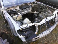 Передняя часть автомобиля. Mercedes-Benz E-Class, W124