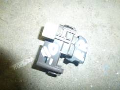 Кнопка стеклоподъемника. Toyota Verossa, GX115, GX110, JZX110 Toyota Mark II Wagon Blit, GX110, JZX110, GX115, JZX115 Двигатели: 1GFE, 1JZFSE, 1JZGTE...