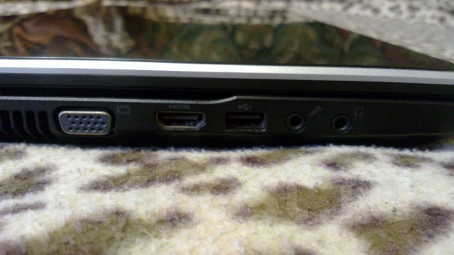 Samsung 300V5A-S0U. 2,3����, ��� 4 ��, ���� 500���, WiFi: 1, Bluetooth: 1, ����������� �� 2��. ����