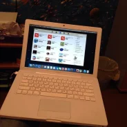 Apple MacBook. 13.3", 2,3����, ��� 4 ��, ���� 360���, WiFi, Bluetooth, ����������� �� 6��. ����