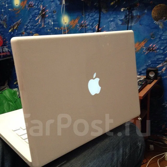 Apple MacBook. 13.3", 2,3����, ��� 4 ��, ���� 360���, WiFi: 1, Bluetooth: 1, ����������� �� 6��. ����
