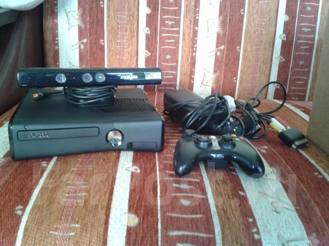 Microsoft Xbox 360 E 4Gb ����