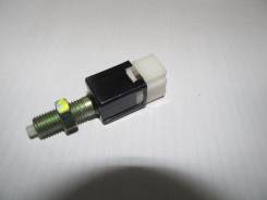 Концевик под педаль тормоза. Nissan: Caravan, NV350 Caravan, King Cab, Maxima, Hardbody, Altima, Lucino, Figaro, NX-Coupe, BE-1, NP300, Almera, Silvia...