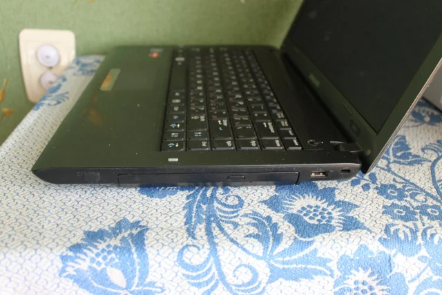 Samsung R425. 14", 2 200����, ��� 2048 ��, ���� 160���, WiFi: 1, Bluetooth: 1, ����������� �� 1��. ����