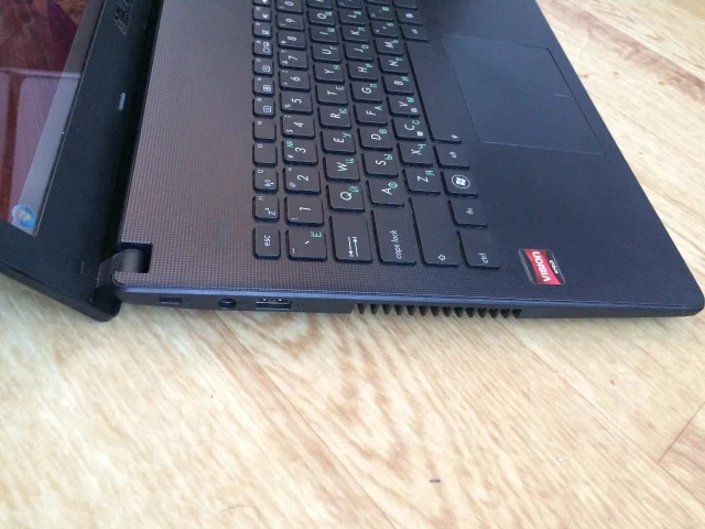 Asus X501U. 15.6", 1����, ��� 2048 ��, ���� 320���, WiFi: 1, Bluetooth: 1, ����������� �� 3��. ����