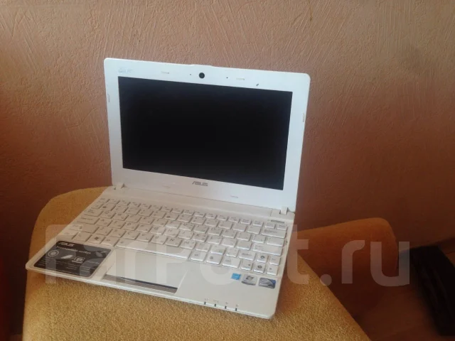 Asus Eee PC X101H. 2����, ��� 2048 ��, ���� 320���, WiFi: 1, Bluetooth: 1, ����������� �� 5��. ����