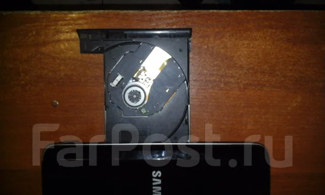 Samsung RV508. 2,3����, ��� 3072 ��, ���� 300���, WiFi: 1, Bluetooth: 1, ����������� �� 2��. ����