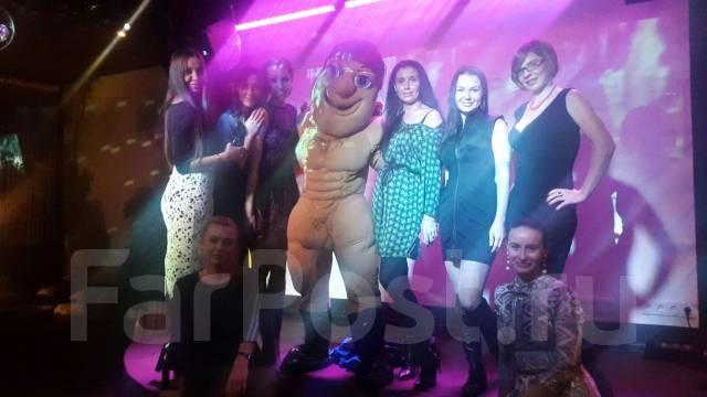 korporativnaya-vecherinka-so-striptizom-igrayut-butilochku