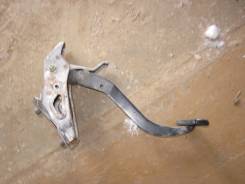 Педаль тормоза. Toyota Wish, ANE11, ZNE10, ANE10, ZNE14 Toyota Isis, ANM10, ANM15, ZGM10, ZGM11, ZNM10, ZGM15 Двигатели: 1ZZFE, 1AZFE, 1AZFSE, 3ZRFAE...