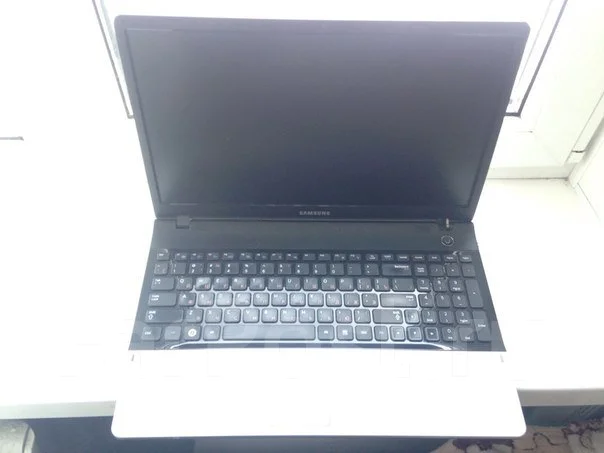 Samsung 300E5A-S05. 15.6", 2,4����, ��� 4 ��, ���� 500���, WiFi: 1, Bluetooth: 1 ����