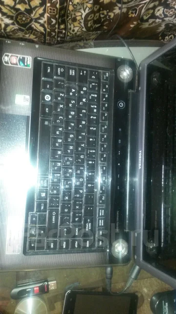 Toshiba. 15.4", 2 100����, ��� 3072 ��, ���� 250���, WiFi: 1, Bluetooth: 1, ����������� �� 1��. ����