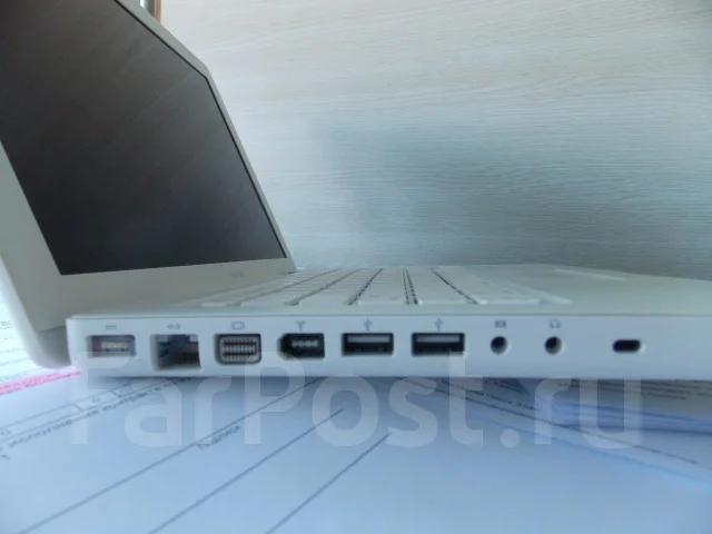 Apple MacBook 13. 13.3", 2,4����, ��� 2048 ��, ���� 320���, WiFi: 1, Bluetooth: 1, ����������� �� 6��. ����