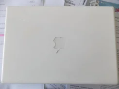 Apple MacBook 13. 13.3", 2,4����, ��� 2048 ��, ���� 320���, WiFi: 1, Bluetooth: 1, ����������� �� 6��. ����