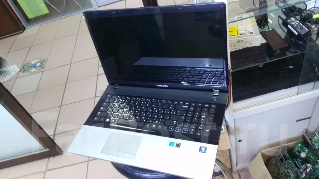 Samsung 305E7A. 17.3", 1,4����, ��� 4 ��, ���� 320���, WiFi: 1, Bluetooth: 1, ����������� �� 1��. ����