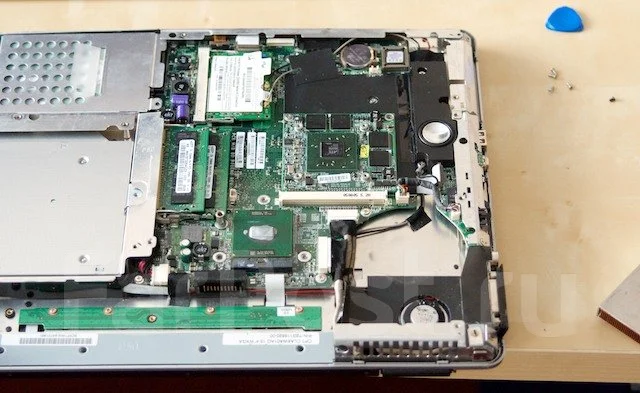 Fujitsu Amilo M1437G. 15.4", 1,7����, ��� 1024 ��, ���� 100���, WiFi: 1, Bluetooth: 1, ����������� �� 8��. ����