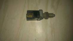 Концевик под педаль тормоза. Mitsubishi: Eclipse, Lancer Cedia, Sigma, Aspire, Minicab, Toppo BJ Wide, RVR, Toppo BJ, Legnum, Chariot, Town Box Wide...