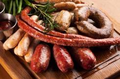 Колбасы, мясные деликатесы.