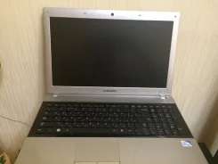 Samsung RV509. 15.6", 2 130����, ��� 2048 ��, ���� 320���, WiFi: 1, Bluetooth: 1, ����������� �� 6��. ����