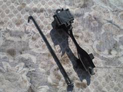 Крепление аккумулятора. Toyota: Yaris, Ractis, ist, Vitz, Belta Двигатели: 1KRFE, 1NZFE, 2NZFE, 2ZRFE, 2SZFE, 1NRFE