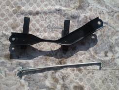 Крепление аккумулятора. Toyota Corolla, ZZE141, NZE141, ZZE142 Toyota Corolla Fielder, ZRE144, ZRE142, NZE141, NZE144 Toyota Corolla Axio, ZRE142, NZE...
