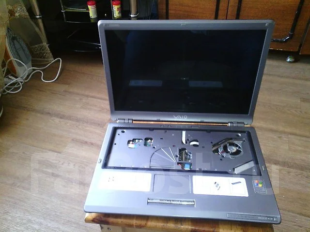 Roverbook Pro. 13.3", 1,7����, ���� 60���, WiFi: 1 ����