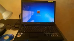 Samsung R700. 18", 1,7����, ��� 2048 ��, ���� 500���, WiFi, Bluetooth, ����������� �� 1��.
