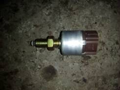 Концевик под педаль тормоза. Toyota: Corolla, Cresta, Verossa, RAV4, Century, Camry Gracia, Granvia, Hiace, Sienna, Sprinter Trueno, Land Cruiser Prad...