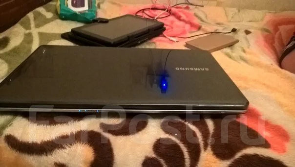 Samsung 355V5C. 2,3����, ��� 8 ��, ���� 600���, WiFi: 1, Bluetooth: 1, ����������� �� 4��. ����