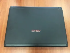Asus U36. 13.3", 2 300����, ��� 4 ��, ���� 570���, WiFi: 1, Bluetooth: 1, ����������� �� 4��. ����