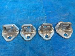 Крепление боковой двери. Toyota Cresta, GX100, JZX100 Toyota Mark II, JZX100, GX100 Toyota Chaser, GX100, JZX100